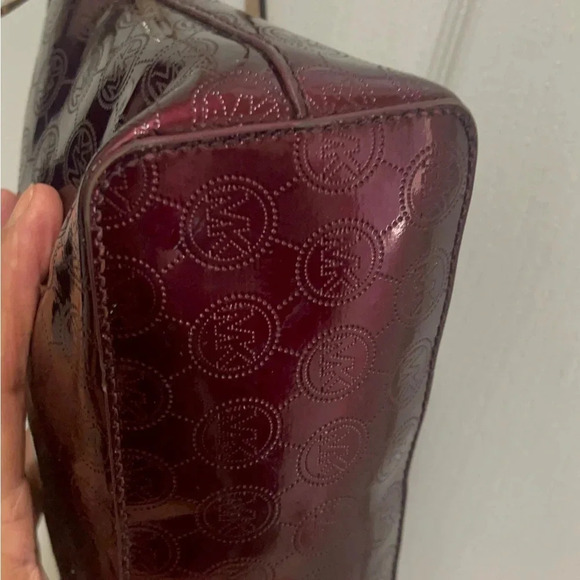 Michael Kors beautiful burgundy, colored Crossbody bag patent with half chain. - Picture 3 of 15